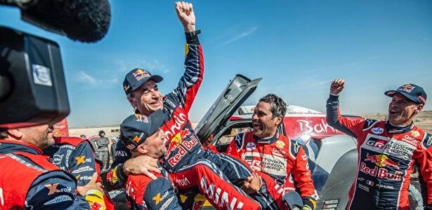 Sainz celebra su tercer triunfo en el Dakar. |  ASO / C.LÓPEZ