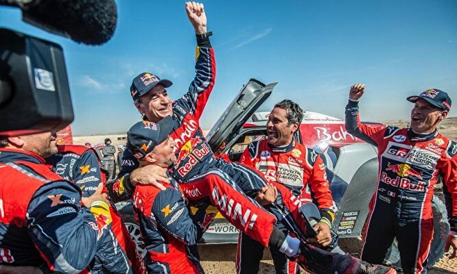 Sainz celebra su tercer triunfo en el Dakar. |  ASO / C.LÓPEZ