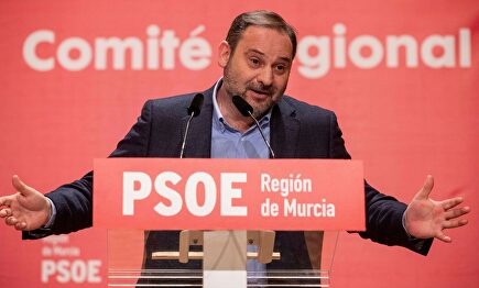 El secretario de organización del PSOE, José Luis Ábalos, durante su intervención en el Comité Regional de PSOE en Murcia, este sábado. |  EFE