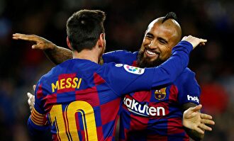 Vidal le regaló, con una genialidad, el gol a Lionel Messi |  EFE