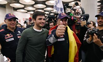 Carlos Sainz, junto a su hijo, a su llegada a Barajas |  EFE