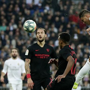El Madrid gana al Sevilla y sigue arriba junto al Barça	