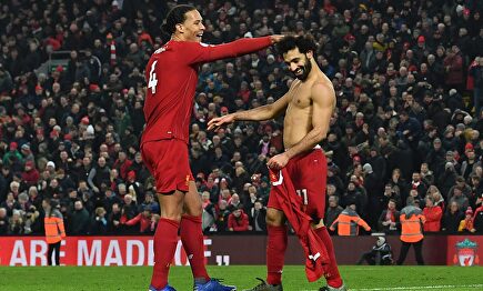 El Liverpool gana 2-0 al United y sentencia la Premier