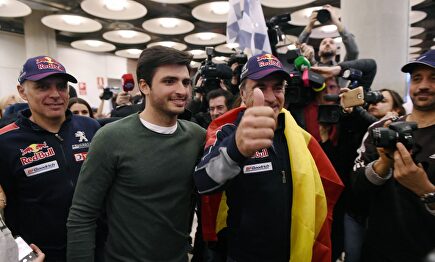 Carlos Sainz, junto a su hijo, a su llegada a Barajas |  EFE