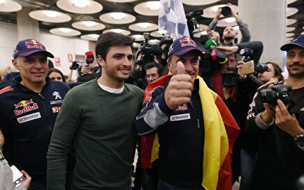 Carlos Sainz, junto a su hijo, a su llegada a Barajas |  EFE