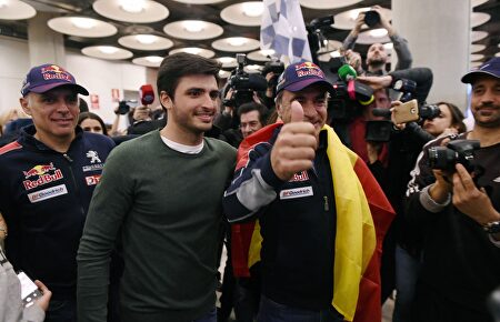 Carlos Sainz, junto a su hijo, a su llegada a Barajas |  EFE