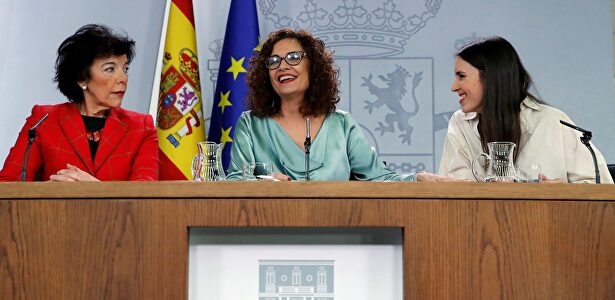 La portavoz del Gobierno y ministra de Hacienda, María Jesús Montero, acompañada por las ministras de Igualdad, Irene Montero, y de Educ |  EFE