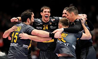 Los titanes españoles celebran el pase a semifinales del Europeo de Suecia |  EFE