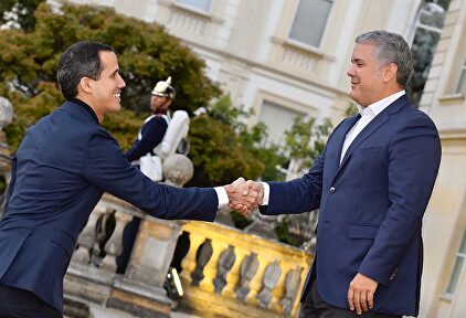 Juan Guaidó saluda a Iván Duque a su llegada a la sede presidencial de Bogotá. |  EFE