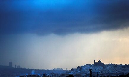 Un nubarrón gigante se cierne sobre Altea en la tarde de este domingo |  EFE