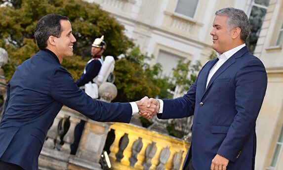 Juan Guaidó saluda a Iván Duque a su llegada a la sede presidencial de Bogotá. |  EFE