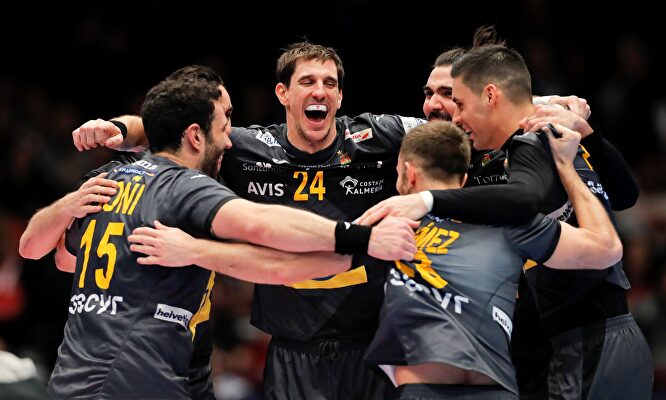 Los titanes españoles celebran el pase a semifinales del Europeo de Suecia |  EFE