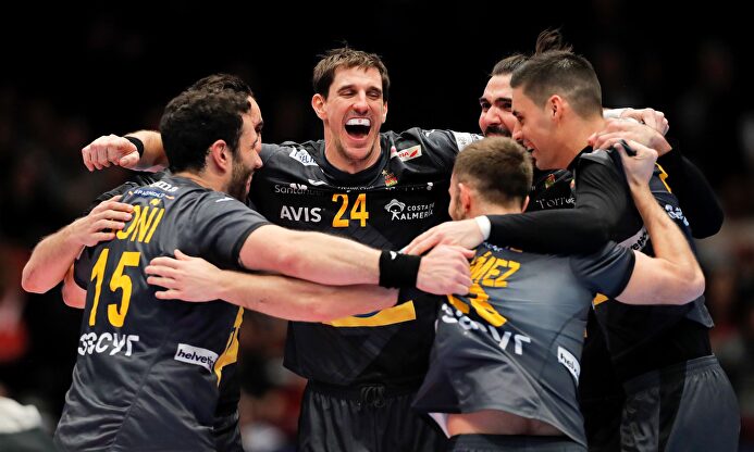 Los titanes españoles celebran el pase a semifinales del Europeo de Suecia |  EFE