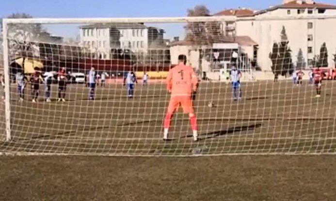El penalti más loco de la historia: paradones, doble amarilla... ¡y milagro!