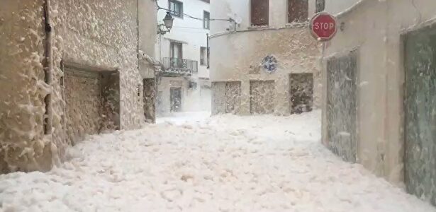 Un 'tsunami' de espuma marina y otras imágenes asombrosas que está dejando Gloria