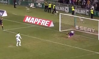 Herrerín, muy adelantado al parar el lanzamiento de Iván Sánchez en la tanda de penaltis. |  Imagen TV