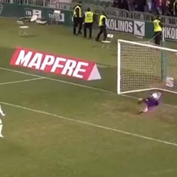 Herrerín, muy adelantado al parar el lanzamiento de Iván Sánchez en la tanda de penaltis. |  Imagen TV