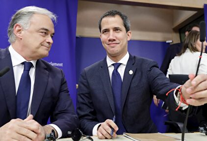 Juan Guaidó, acompañado por Esteban González Pons. |  EFE