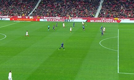 Uno de los dos fuera de juego en la misma jugada que se tragó el árbitro asistente Sánchez Martínez |  Captura