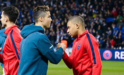 Mbappé saluda a Cristiano Ronaldo durante un partido de Champions entre el PSG y el Real Madrid. |  Cordon Press