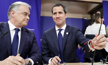 Juan Guaidó, acompañado por Esteban González Pons. |  EFE