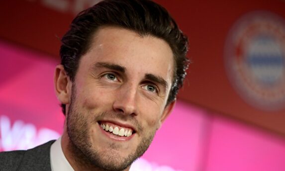Álvaro Odriozola, en su presentación con el Bayern de Múnich. |  EFE
