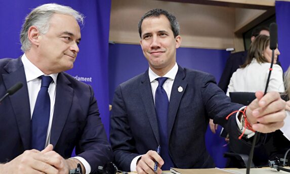 Juan Guaidó, acompañado por Esteban González Pons. |  EFE