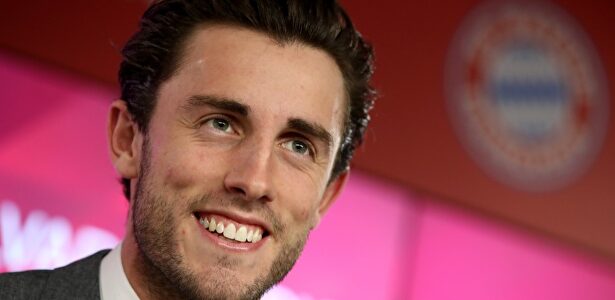 Álvaro Odriozola, en su presentación con el Bayern de Múnich. |  EFE