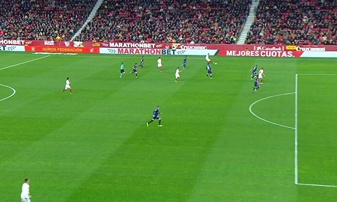 Uno de los dos fuera de juego en la misma jugada que se tragó el árbitro asistente Sánchez Martínez |  Captura