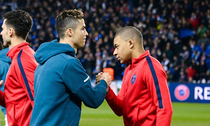 Mbappé saluda a Cristiano Ronaldo durante un partido de Champions entre el PSG y el Real Madrid. |  Cordon Press