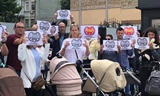 Padres de familia por gestación subrogada con sus bebés en Ucrania |  Apingu