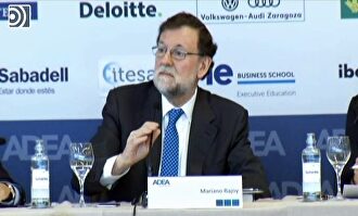 Rajoy bromea sobre su candidatura a la Federación de Fútbol: "He venido a hablar de mi libro"