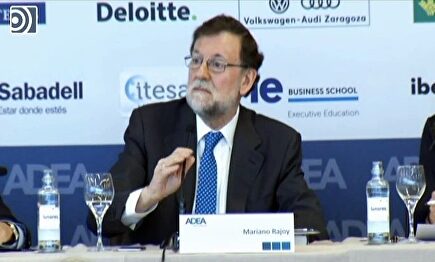 Rajoy bromea sobre su candidatura a la Federación de Fútbol: "He venido a hablar de mi libro"