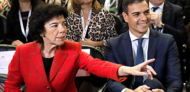La ministra de Educación, Isabel Celáa, junto al presidente Pedro Sánchez | EFE