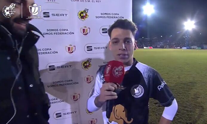 El arte del jugador de Unionistas para venderse como periodista tras el partido contra el Madrid