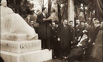 Benito Pérez Galdós, durante el acto de presentación de su estatua, en el Retiro, en enero de 1919 |  Archivo