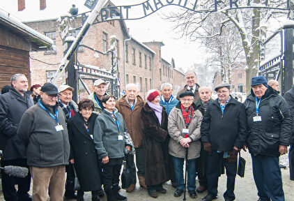 Supervivientes, a la entrada de Auschwitz. |  C.Jordá