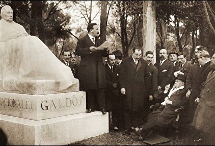Benito Pérez Galdós, durante el acto de presentación de su estatua, en el Retiro, en enero de 1919 |  Archivo