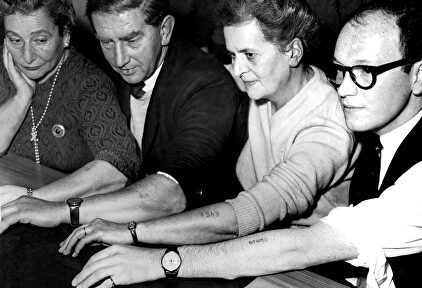 Supervivientes de Auschwitz muestran su número de recluso |  Cordon Press
