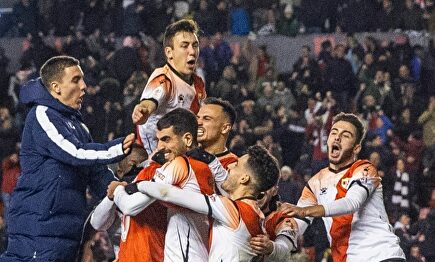 Los jugadores del Rayo Vallecano celebran la clasificación para octavos de final. |  EFE