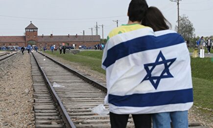 Dos jóvenes con la bandera de Israel, en Auschwitz |  Cordon Press