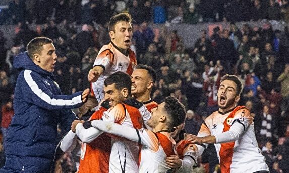 Los jugadores del Rayo Vallecano celebran la clasificación para octavos de final. |  EFE