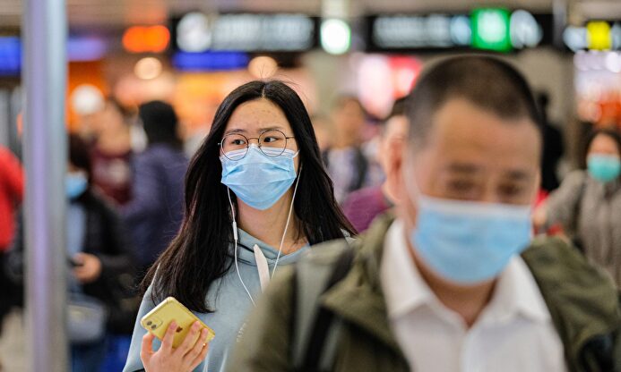 Ciudadanos con máscaras en la estación de tren West Kowloon de Hong Kong | Europa Press