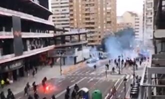 Batalla campal entre ultras del Valencia y del Barça en las inmediaciones de Mestalla