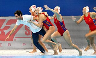 Las chicas del waterpolo y el seleccionador Miki Oca se lanzan al agua para celebrar el oro europeo. |  EFE