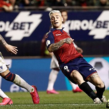 Momento en el que Chimy Ávila se rompe el ligamento cruzado. |  EFE