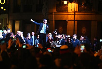 El presidente encargado de Venezuela, Juan Guaidó, se dirige a los venezolanos concentrados en la Puerta del Sol. |  EFE