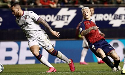 Momento en el que Chimy Ávila se rompe el ligamento cruzado. |  EFE