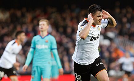 Maxi Gómez celebra su gol al Barcelona en Mestalla. |  EFE
