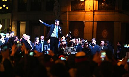 El presidente encargado de Venezuela, Juan Guaidó, se dirige a los venezolanos concentrados en la Puerta del Sol. |  EFE